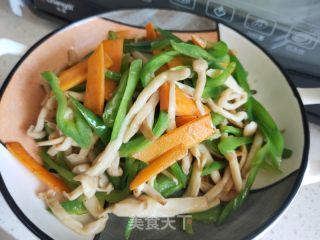 胡萝卜青椒炒白玉菇的做法步骤：11