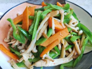 胡萝卜青椒炒白玉菇的做法步骤：12