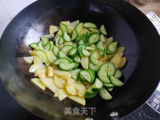 黄瓜炒土豆片的做法步骤：4