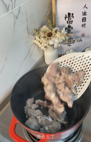 鲜笋排骨汤的做法步骤：2