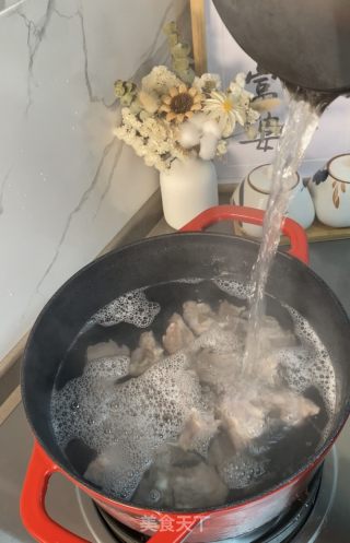 鲜笋排骨汤的做法步骤：3