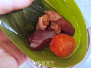 咸蛋黄鲜肉粽的做法步骤：7