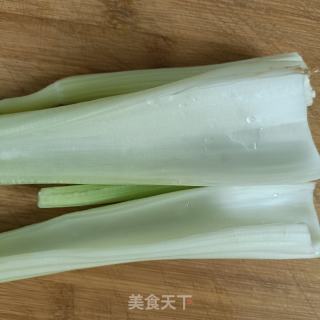 西芹炒牛肉的做法步骤：1