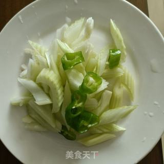 西芹炒牛肉的做法步骤：3