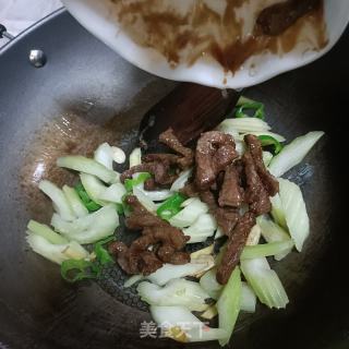 西芹炒牛肉的做法步骤：8