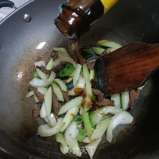 西芹炒牛肉的做法步骤：9