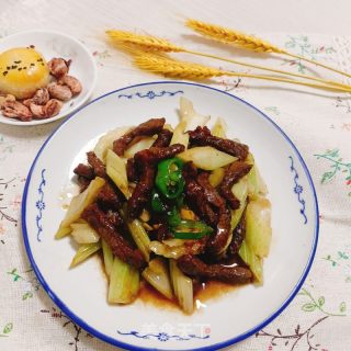 西芹炒牛肉的做法步骤：11