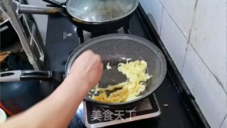 榨菜蛋炒饭的做法步骤：1