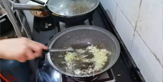 榨菜蛋炒饭的做法步骤：2