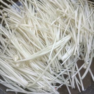胡萝卜金针菇拌鲍鱼的做法步骤：2