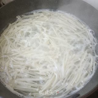 胡萝卜金针菇拌鲍鱼的做法步骤：3