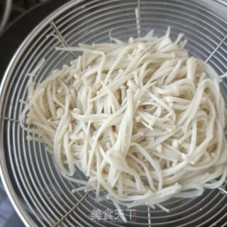 胡萝卜金针菇拌鲍鱼的做法步骤：4