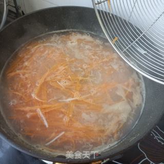 胡萝卜金针菇拌鲍鱼的做法步骤：7