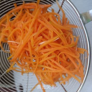 胡萝卜金针菇拌鲍鱼的做法步骤：10