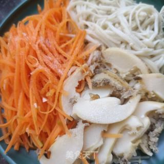 胡萝卜金针菇拌鲍鱼的做法步骤：12
