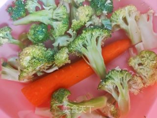 木耳腐竹拌西蓝花的做法步骤：1