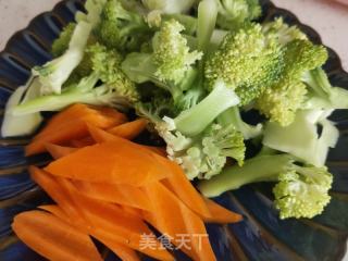 木耳腐竹拌西蓝花的做法步骤：2