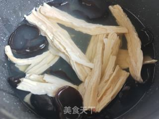 木耳腐竹拌西蓝花的做法步骤：4