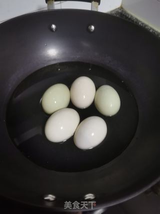 烧椒皮蛋的做法步骤：2