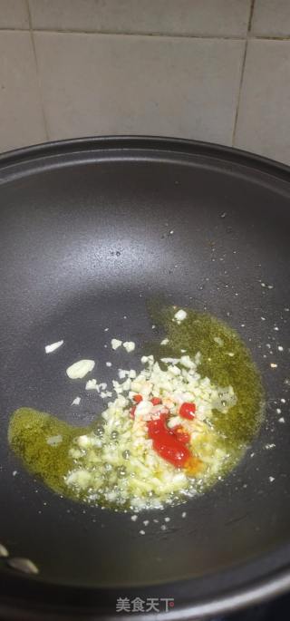 小米辣蒜末炒番薯叶的做法步骤：3