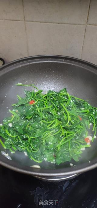 小米辣蒜末炒番薯叶的做法步骤：5