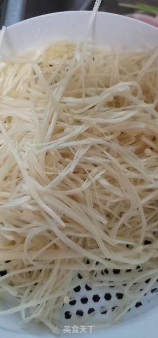 香菇蚝油炒金针菇的做法步骤：1