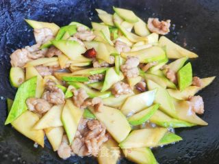 西葫芦炒肉片的做法步骤：7