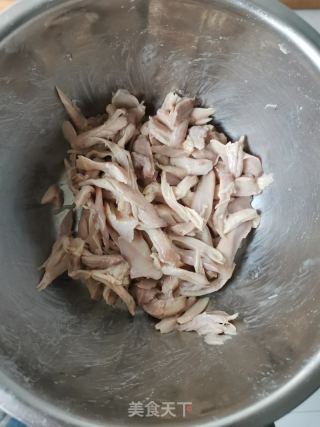 红油手撕鸡腿的做法步骤：4