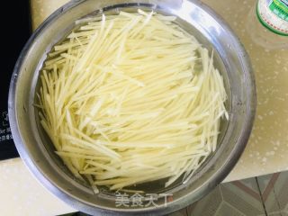 青椒炒土豆丝的做法步骤：2