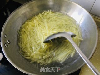 青椒炒土豆丝的做法步骤：3