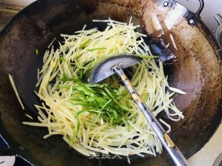 青椒炒土豆丝的做法步骤：8