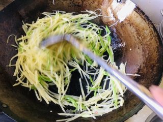 青椒炒土豆丝的做法步骤：9