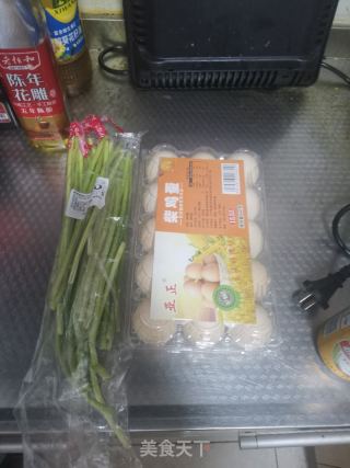 蒜苔炒鸡蛋的做法步骤：1
