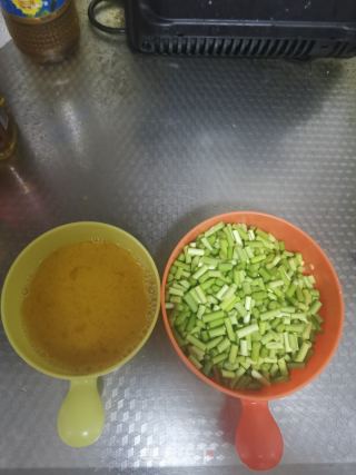 蒜苔炒鸡蛋的做法步骤：2