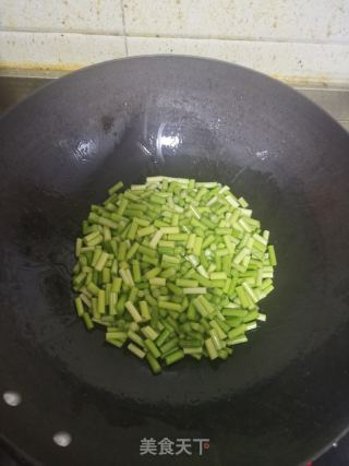 蒜苔炒鸡蛋的做法步骤：4