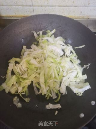 包菜炒粉条的做法步骤：3