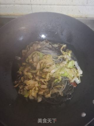 包菜炒粉条的做法步骤：4
