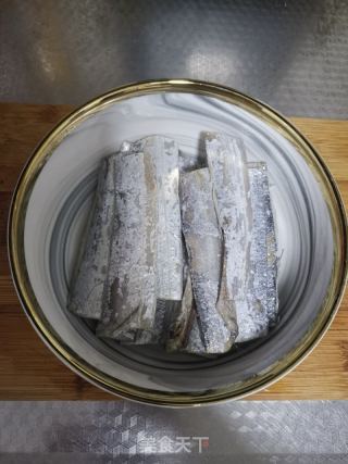 红烧带鱼的做法步骤：1