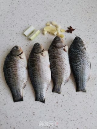 红烧鲫鱼的做法步骤：1