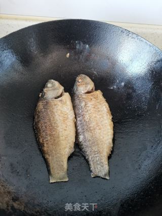 红烧鲫鱼的做法步骤：2