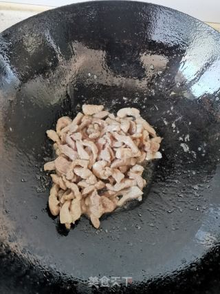 香菜炒肉丝的做法步骤：2