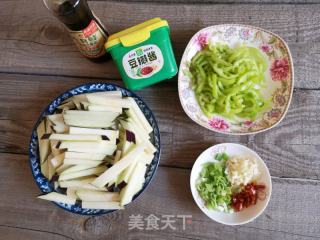 尖椒炒茄子的做法步骤：1