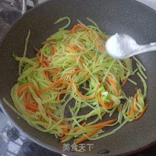 莴苣胡萝卜炒鲍鱼的做法步骤：5