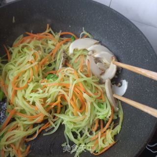 莴苣胡萝卜炒鲍鱼的做法步骤：7