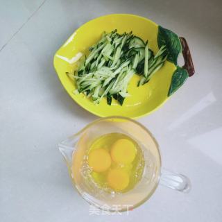 黄瓜鸡蛋卷的做法步骤：1