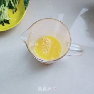黄瓜鸡蛋卷的做法步骤：2
