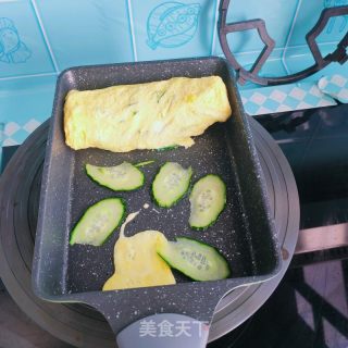 黄瓜鸡蛋卷的做法步骤：6