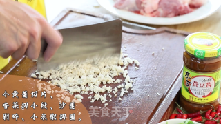 沙姜香菜凉拌猪蹄的做法步骤：1
