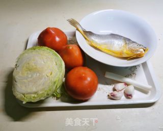 番茄汁焖黄鱼块的做法步骤：1