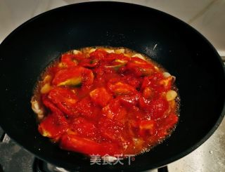 番茄汁焖黄鱼块的做法步骤：4